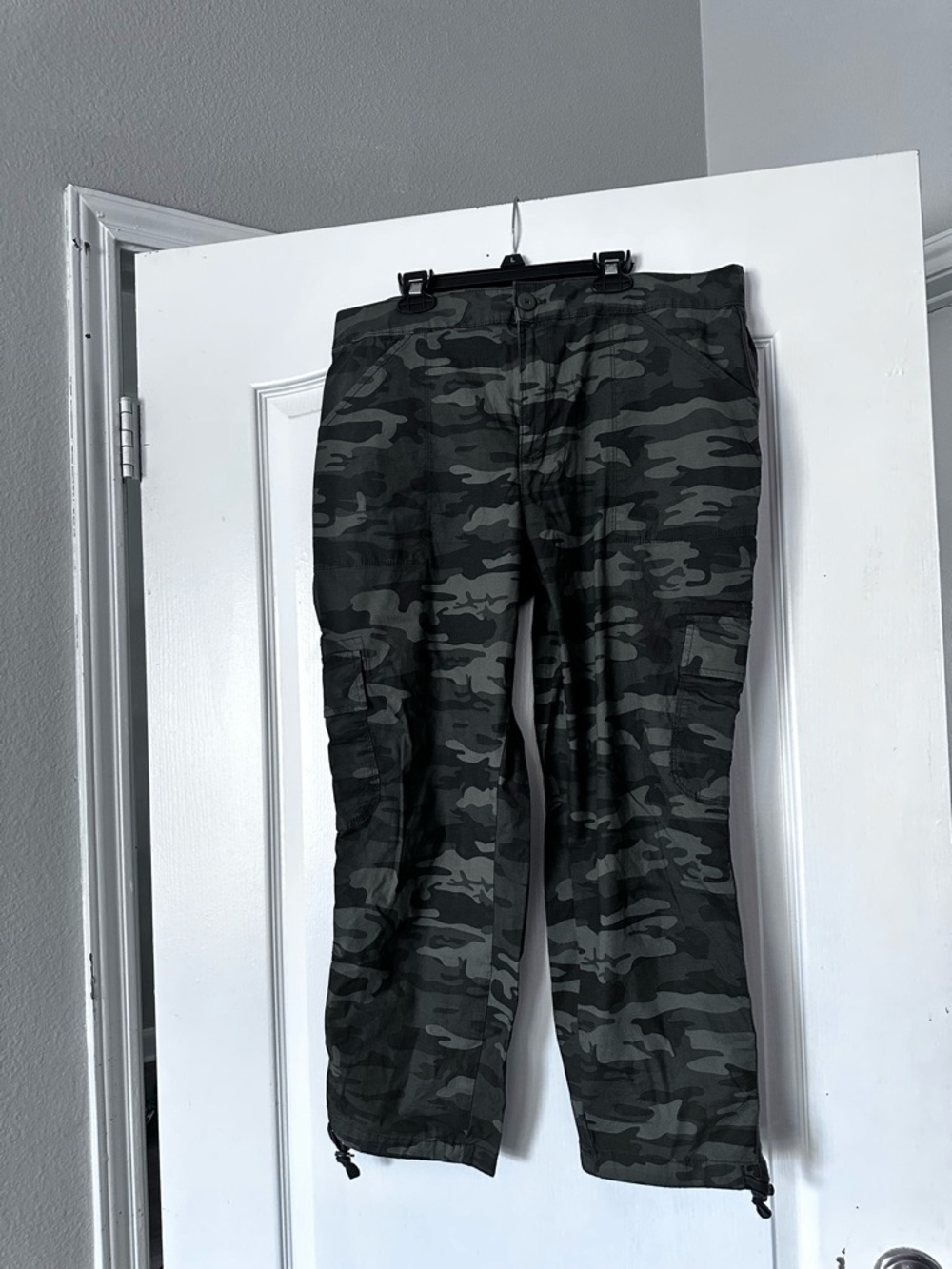 Sanctuary Black and Green Camo Cargo Pants
